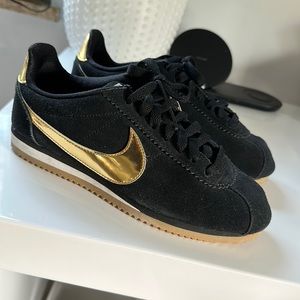 Women’s Nike sneakers